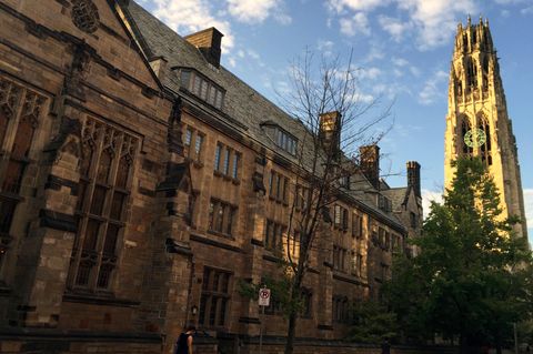 Der Harkness Tower auf dem Campus der Universität Yale