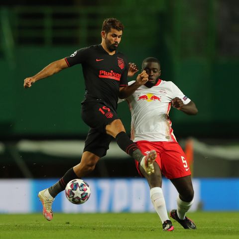 Diego Costa (l.) sah gegen Dayot Upacemano keinen Stich