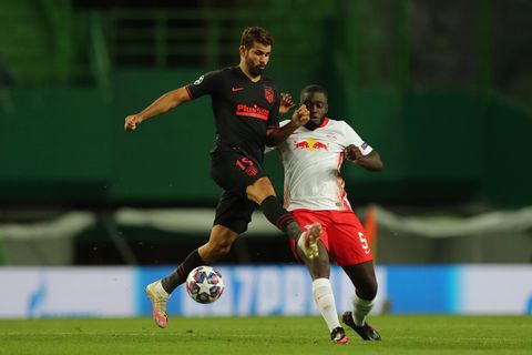 Diego Costa (l.) sah gegen Dayot Upacemano keinen Stich