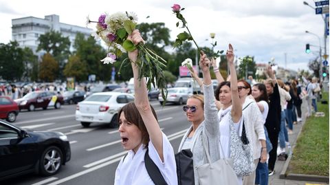 Frauen in Weiß in Belarus protestieren gegen die Regierung