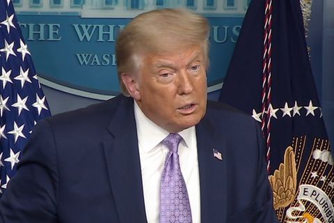 Donald Trump ignoriert eine Reporterfrage zu seinen zahlreichen Lügen während seiner Amtszeit.