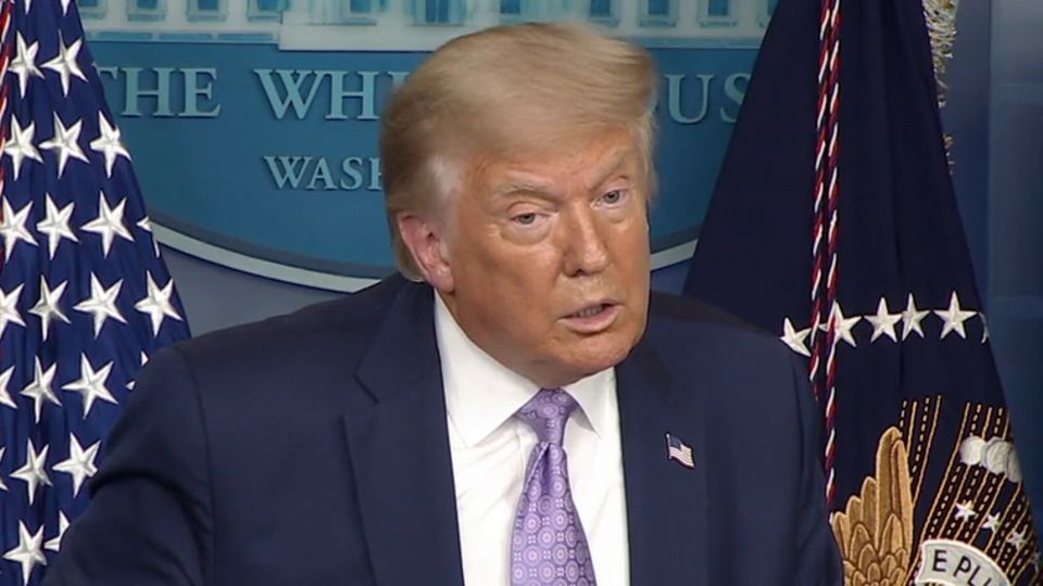 Donald Trump ignoriert eine Reporterfrage zu seinen zahlreichen Lügen während seiner Amtszeit. Donald Trump ignoriert eine Reporterfrage zu seinen zahlreichen Lügen während seiner Amtszeit.