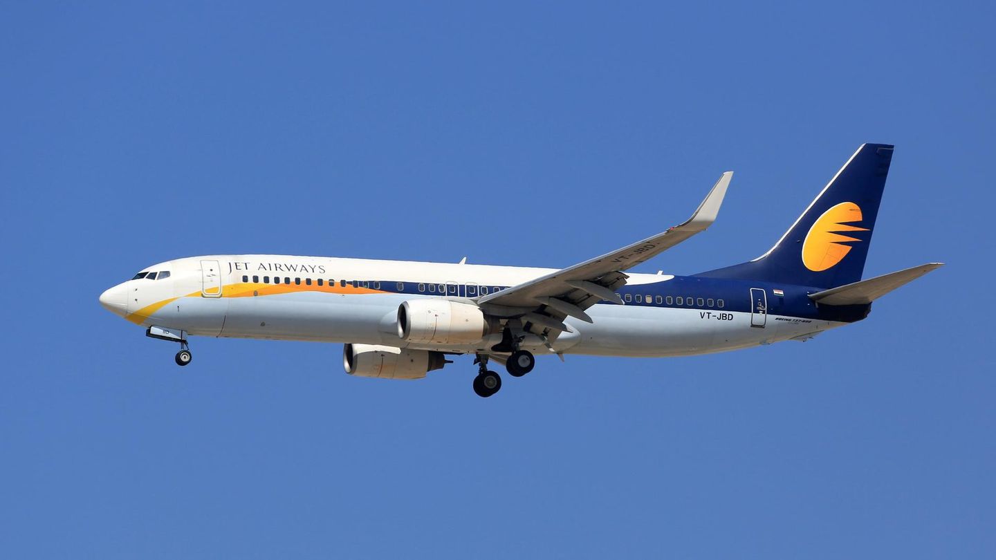 Follow Me: Jet Airways Die in Indien beheimatete Airline entwickelte sich zur zweitgrößten des Subkontinents und unterhielt ein Streckennetz, zu dem auch Ziele in Europa und Nordamerika gehörten. Doch die Konkurrenz durch indische Billigflieger brachte die 1995 gegründete Fluglinie in finanzielle Schwierigkeiten, da half auch kein Investment durch Etihad Airways in Höhe von 246 Millionen Euro – im April 2019 war die private Jet Airways zahlungsunfähig. Jet Airways Die in Indien beheimatete Airline entwickelte sich zur zweitgrößten des Subkontinents und unterhielt ein Streckennetz, zu dem auch Ziele in Europa und Nordamerika gehörten. Doch die Konkurrenz durch indische Billigflieger brachte die 1995 gegründete Fluglinie in finanzielle Schwierigkeiten, da half auch kein Investment durch Etihad Airways in Höhe von 246 Millionen Euro – im April 2019 war die private Jet Airways zahlungsunfähig.