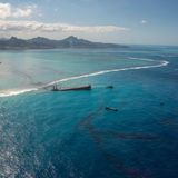 Auch aus dieser Entfernung sind die schwarzen Schlieren des ausgetreten Treibstoffs gut im kristallblauen Wasser des Indischen Ozeans zu erkennen. Zwischenzeitlich drohte der Frachter auseinanderzubrechen. Immerhin gelang es den vielen Einsatzkräften, den verbliebenen Treibstoff aus den Tanks abzupumpen. Zuletzt befanden sich "nur" noch 100 Tonnen Öl in dem Schiff.