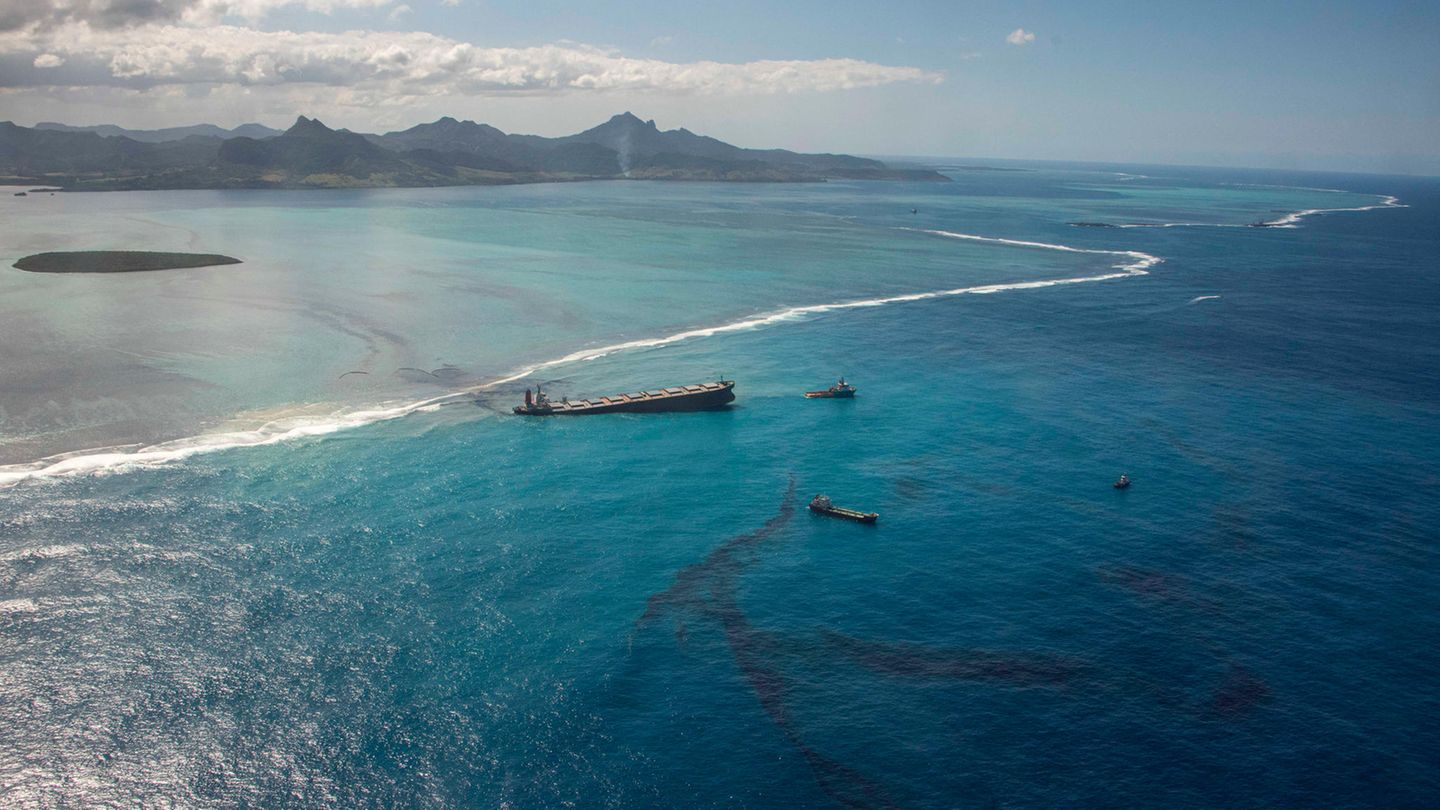 Ölkatastrophe Mauritius 6 Auch aus dieser Entfernung sind die schwarzen Schlieren des ausgetreten Treibstoffs gut im kristallblauen Wasser des Indischen Ozeans zu erkennen. Zwischenzeitlich drohte der Frachter auseinanderzubrechen. Immerhin gelang es den vielen Einsatzkräften, den verbliebenen Treibstoff aus den Tanks abzupumpen. Zuletzt befanden sich "nur" noch 100 Tonnen Öl in dem Schiff.