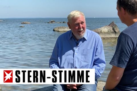 Eckart von Hirschhausen führt ein Gespräch mit Biologe Michael Succow.