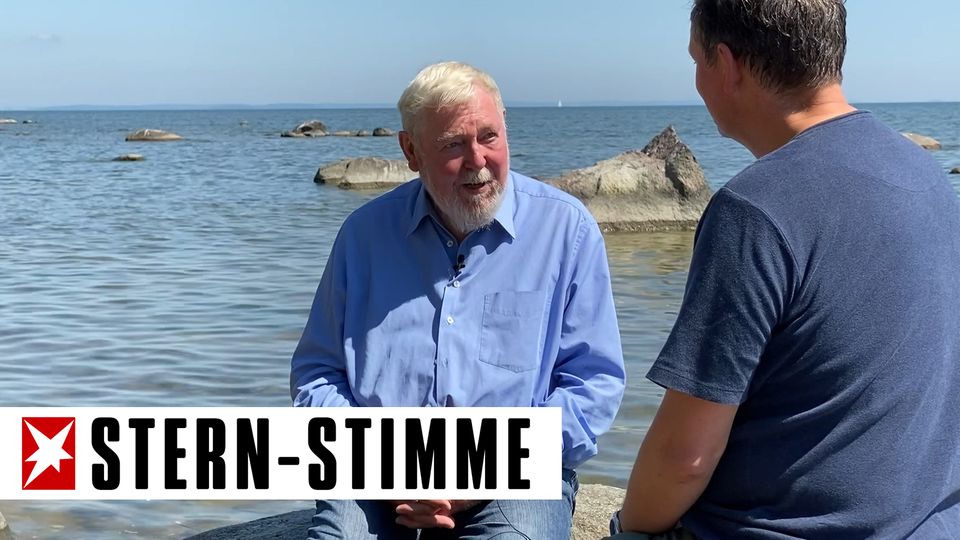 Eckart von Hirschhausen führt ein Gespräch mit Biologe Michael Succow.