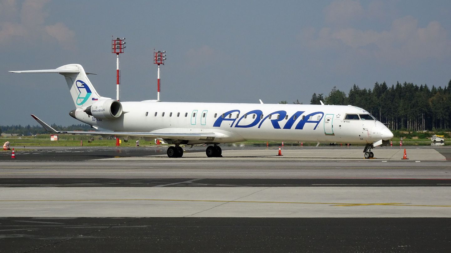Follow Me: Adria Airways Mit der wichtigsten Fluggesellschaft Sloweniens ging ein Mitglied der Star Alliance pleite. Seit Ende September 2019 mussten alle 18 Flugzeuge am Boden bleiben. Die Suche nach einem strategischen Partner war damals erfolglos verlaufen, und Leasinggeber hatten ihre Maschinen zurückverlangt. Noch kurz zuvor war die Airline kräftig expandiert und flog in Deutschland neben Frankfurt, München und Düsseldorf auch Hamburg und Paderborn an. Adria Airways Mit der wichtigsten Fluggesellschaft Sloweniens ging ein Mitglied der Star Alliance pleite. Seit Ende September 2019 mussten alle 18 Flugzeuge am Boden bleiben. Die Suche nach einem strategischen Partner war damals erfolglos verlaufen, und Leasinggeber hatten ihre Maschinen zurückverlangt. Noch kurz zuvor war die Airline kräftig expandiert und flog in Deutschland neben Frankfurt, München und Düsseldorf auch Hamburg und Paderborn an.