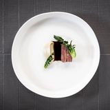 ESSEN  IN VIAGGIO: Claudio Melis ist Geschichtenerzähler. Der Koch kommt zu den Gästen und erklärt, was er sich bei den Gerichten mit ausschließlich italienischen Zutaten gedacht hat. Bozen, Piavestraße 15, Tel. +39/0471/168 48 78, www.inviaggioristorante.com