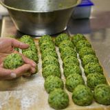 ESSEN  LAVARELLA-HÜTTE: Auf 2042 Metern betreiben Wirt Hanspeter Frenner und Schwiegersohn Gábor  Europas höchstgelegene Brauerei, Ga.Beer. Im Angebot: Weizen, naturtrübes Helles und Craftbeer. Enneberg/ St. Vigil, Fanesalm 4, Tel. +39/0474/50 10 79, www.lavarella.it