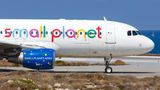 Small Planet  Flog für Reiseveranstalter bis Anfang November 2018 auch deutsche Urlauber in Feriengebiete rund ums Mittelmeer und zum Roten Meer: ein Airbus A320 von Small Planet. Sechs Jets gehörten zum deutschen Ableger der Airline-Holding mit Sitz in Litauen, die inzwischen alle von der Insolvenz betroffen sind.