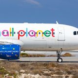 Small Planet  Flog für Reiseveranstalter bis Anfang November 2018 auch deutsche Urlauber in Feriengebiete rund ums Mittelmeer und zum Roten Meer: ein Airbus A320 von Small Planet. Sechs Jets gehörten zum deutschen Ableger der Airline-Holding mit Sitz in Litauen, die inzwischen alle von der Insolvenz betroffen sind.