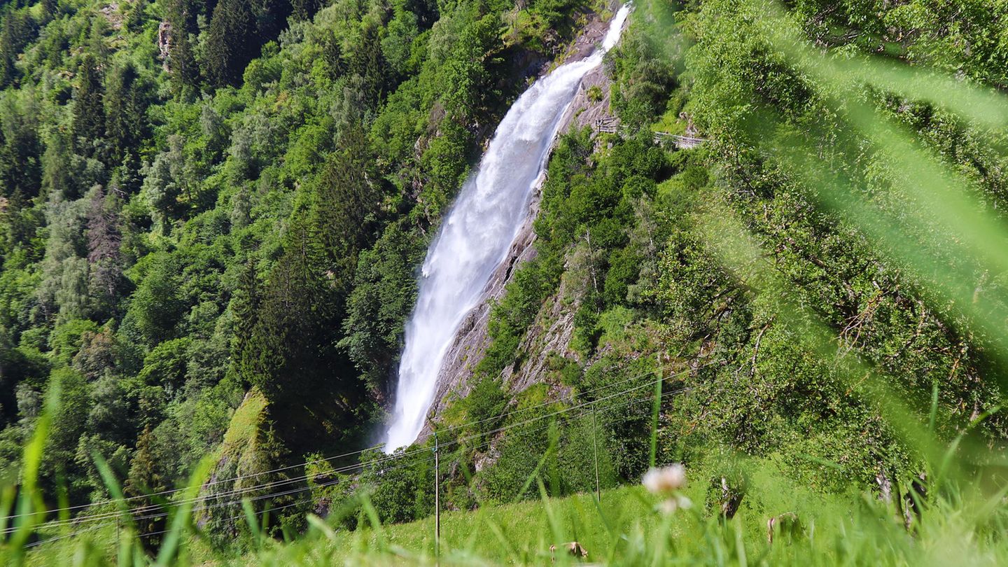 Urlaubspläne : ERLEBEN PARTSCHINSER WASSERFALL: Fast 100 Meter stürzen die Wassermassen am Fuß der Texelgruppe in die Tiefe. Wenn die Sonne scheint, bilden sich kleine Regenbögen. Seit 2005 Naturdenkmal. Partschins, www. merano-suedtirol.it ERLEBEN PARTSCHINSER WASSERFALL: Fast 100 Meter stürzen die Wassermassen am Fuß der Texelgruppe in die Tiefe. Wenn die Sonne scheint, bilden sich kleine Regenbögen. Seit 2005 Naturdenkmal. Partschins, www. merano-suedtirol.it