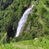 ERLEBEN  PARTSCHINSER WASSERFALL: Fast 100 Meter stürzen die Wassermassen am Fuß der Texelgruppe in die Tiefe. Wenn die Sonne scheint, bilden sich kleine Regenbögen.  Seit 2005 Naturdenkmal. Partschins, www. merano-suedtirol.it