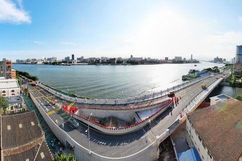 Haus in Autobahnbrücke in Guangzhou