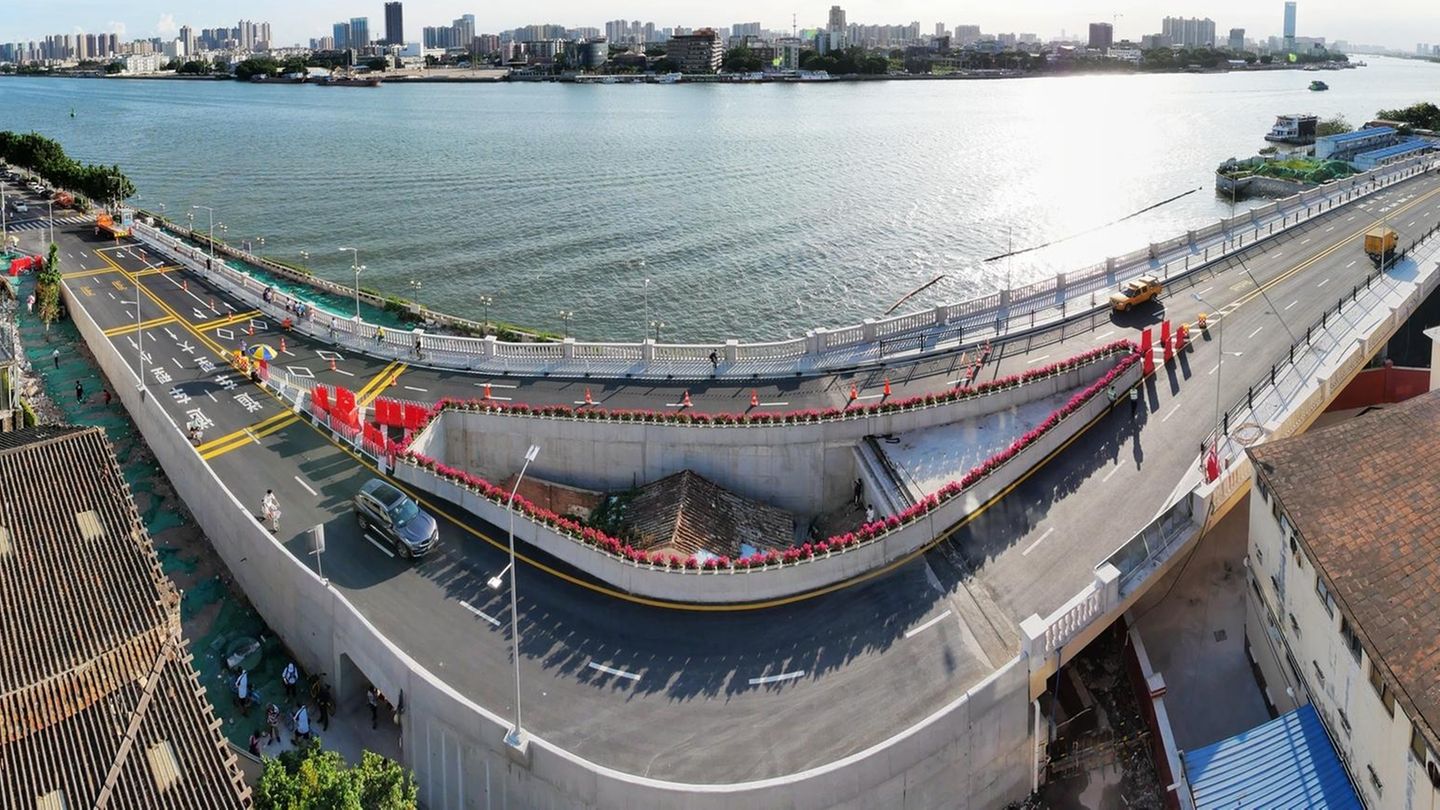 Haus in Autobahnbrücke in Guangzhou