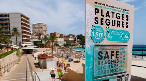 Ein Schild am Weg zu einem Strand auf Mallorca weist auf 1,5 Meter Sicherheitsabstand wegen Corona hin