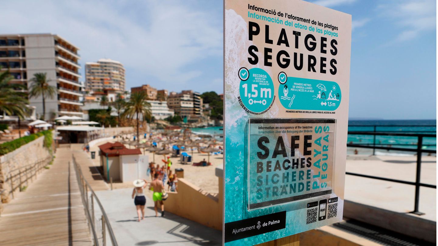Sichere Strände: Ein Schild am Eingang zum Strand von Cala Major weist auf die Sicherheitsmaßnahmen hin