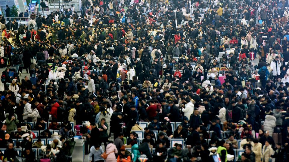 Menschenmassen im Ostbahnhof der chinesischen Stadt Hangzhou