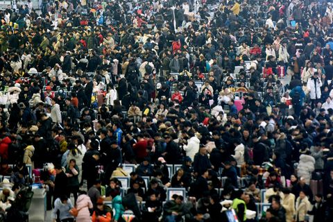 Menschenmassen im Ostbahnhof der chinesischen Stadt Hangzhou