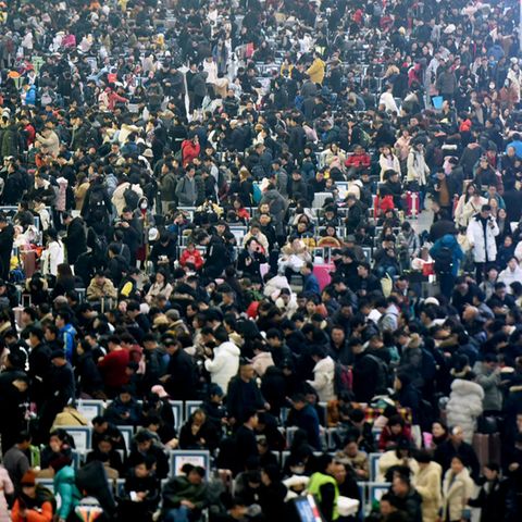 Menschenmassen im Ostbahnhof der chinesischen Stadt Hangzhou