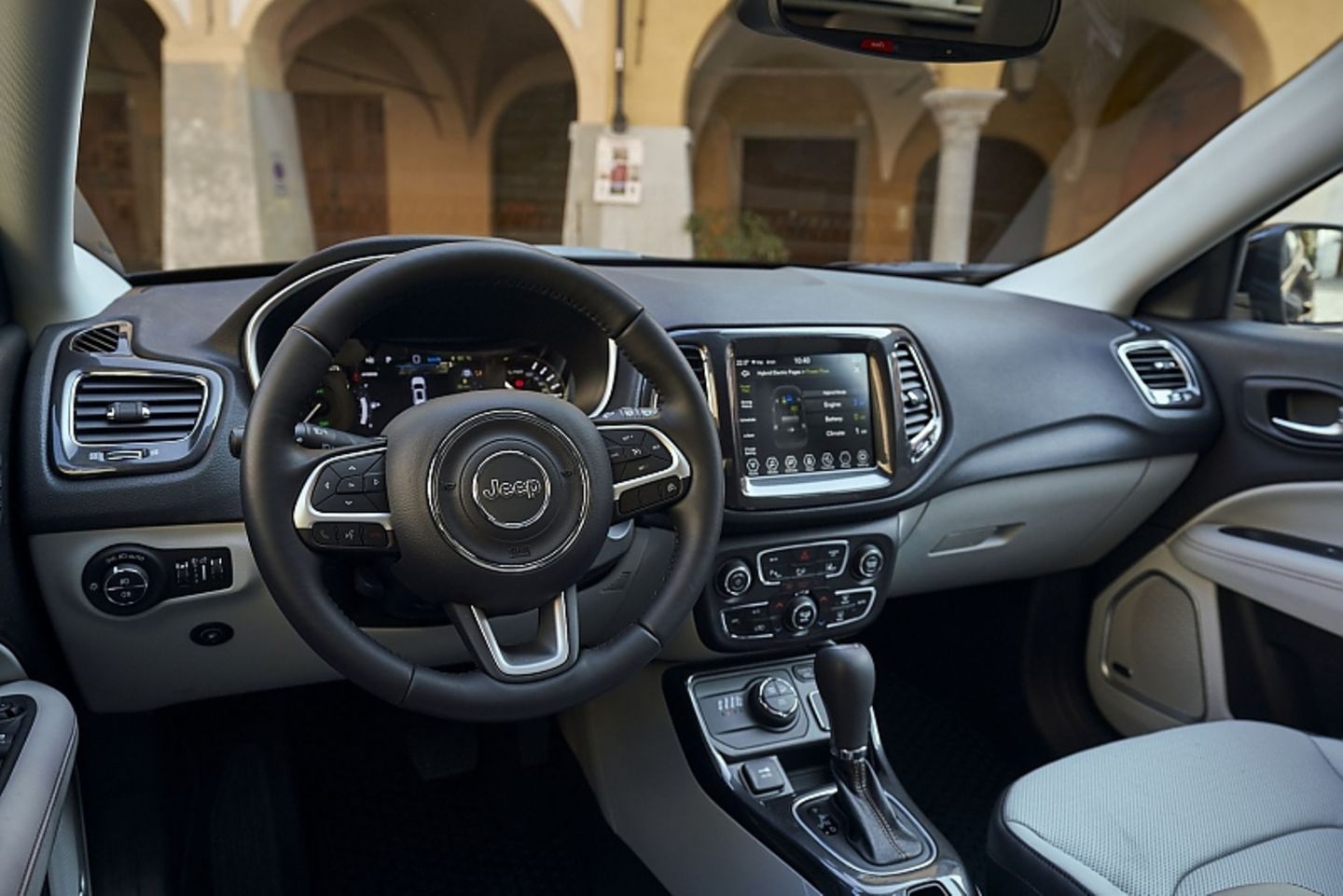 Das Cockpit gleicht dem des Jeep Renegade inklusive den tief liegenden Fahrprogramm-Wahlschalter