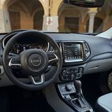 Das Cockpit gleicht dem des Jeep Renegade inklusive den tief liegenden Fahrprogramm-Wahlschalter