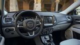 Das Cockpit gleicht dem des Jeep Renegade inklusive den tief liegenden Fahrprogramm-Wahlschalter