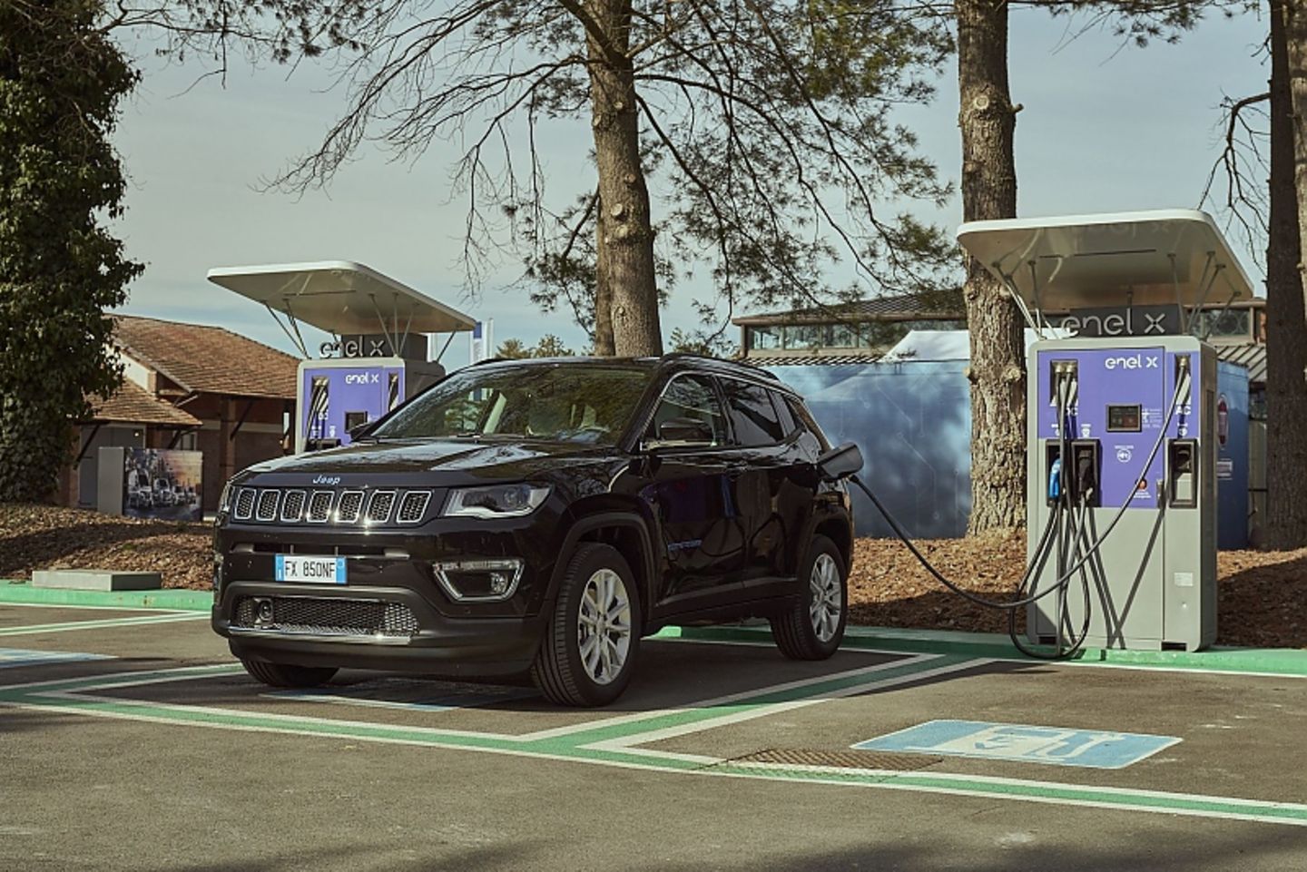 Der Jeep Compass 4xe ist schnellstens in rund 100 Minuten geladen