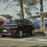 Der Jeep Compass 4xe ist schnellstens in rund 100 Minuten geladen