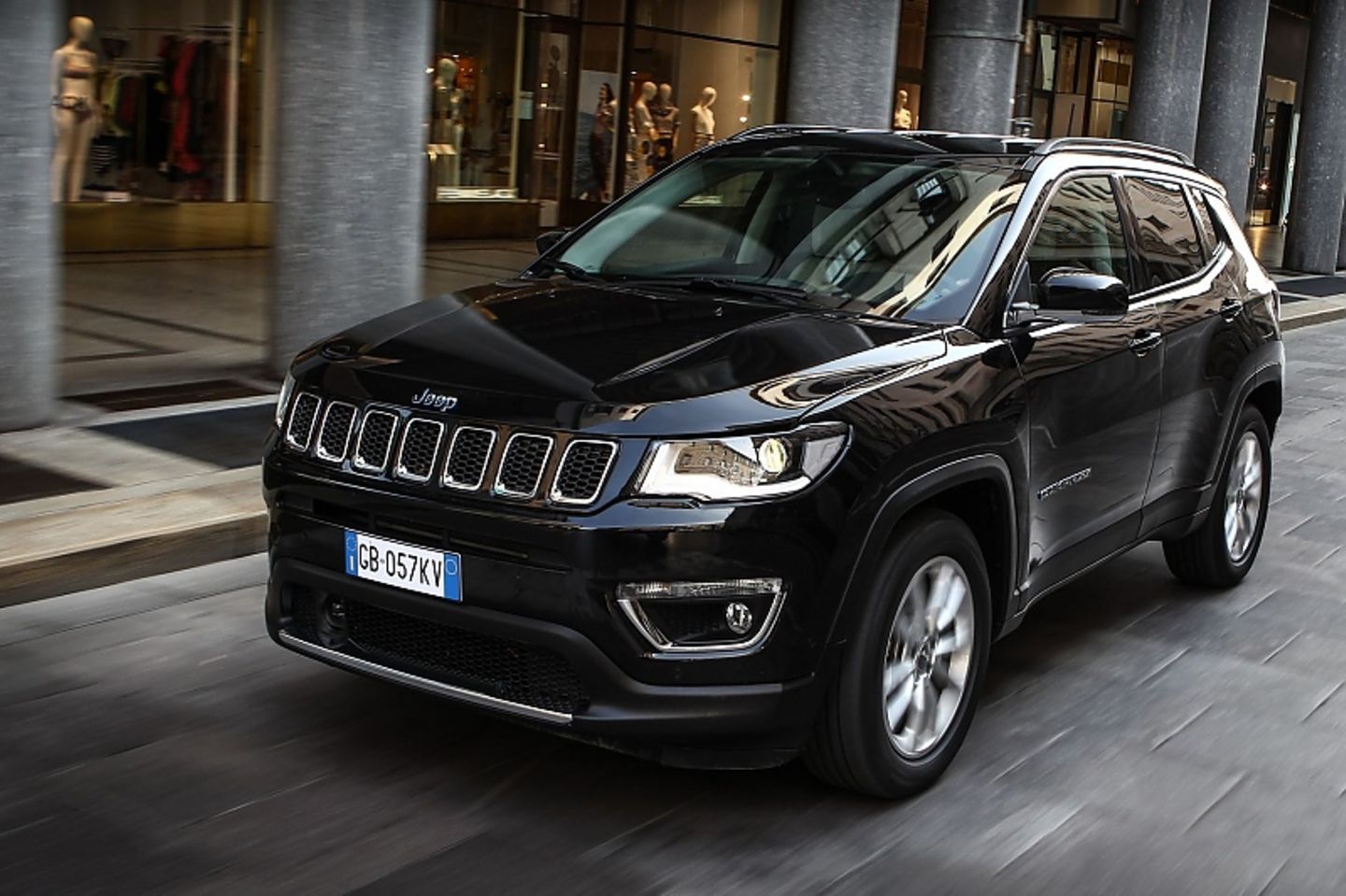 Rein elektrisch ist der Jeep Compass 4xe bis zu 130 km/h schnell