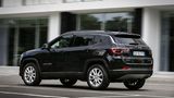 Der Jeep Compass 4xe bietet in der zweiten Reihe deutlich mehr Platz als der Renegade