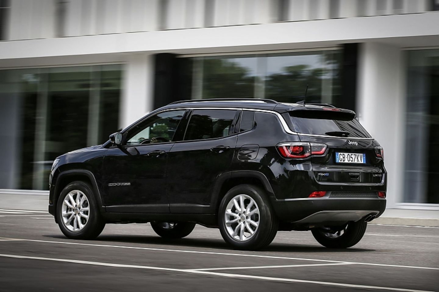 Der Jeep Compass 4xe bietet in der zweiten Reihe deutlich mehr Platz als der Renegade