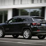 Der Jeep Compass 4xe bietet in der zweiten Reihe deutlich mehr Platz als der Renegade