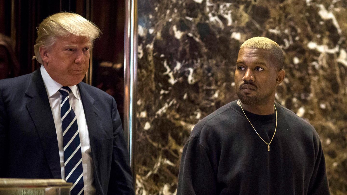 Donald Trump und Kanye West stehen nebeneinander