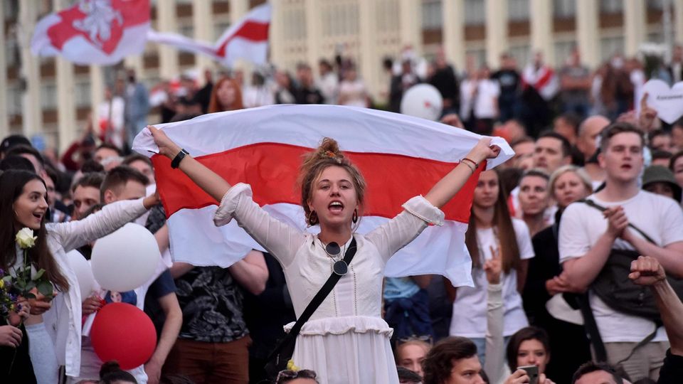 Belarus: Nach den Verbrüderungsszenen mit Soldaten am Samstag fühlen sich die Demonstranten sicherer. Nach den Verbrüderungsszenen mit Soldaten am Samstag fühlen sich die Demonstranten sicherer.