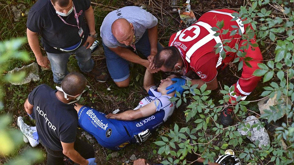 Lombardei-Rundfahrt: Nachwuchstalent Remco Evenepoel liegt schwer verletzt am Boden Lombardei-Rundfahrt: Nachwuchstalent Remco Evenepoel liegt schwer verletzt am Boden