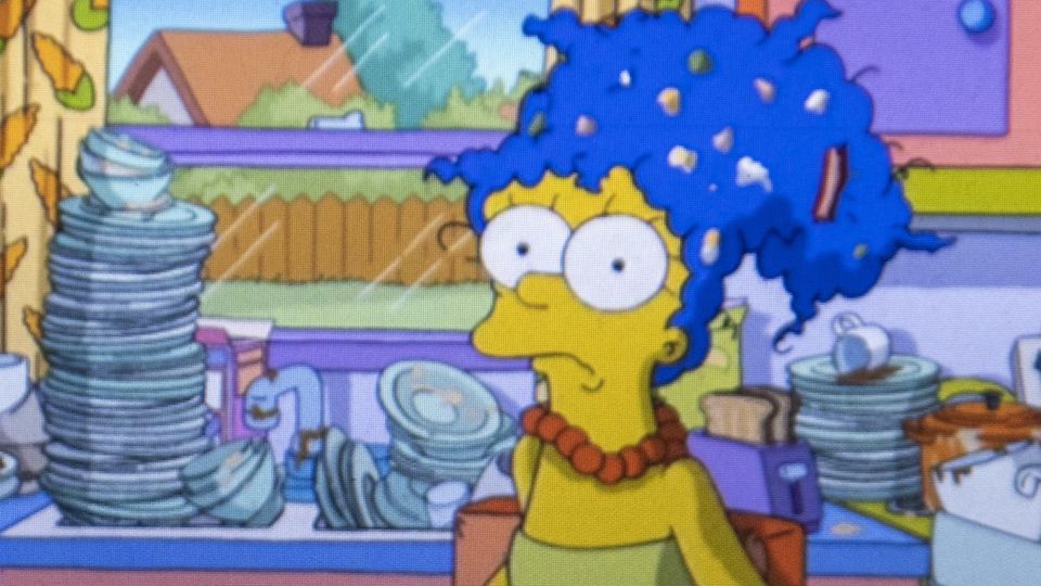 Marge Simpson mit dem Abwasch