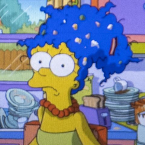 Marge Simpson mit dem Abwasch