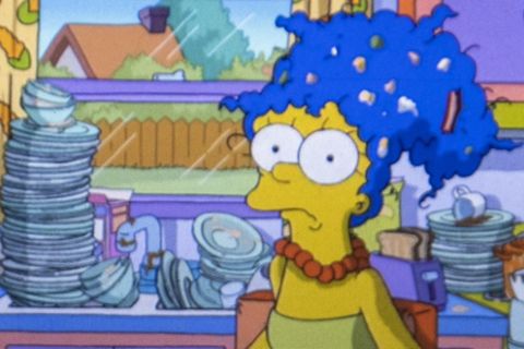 Marge Simpson mit dem Abwasch