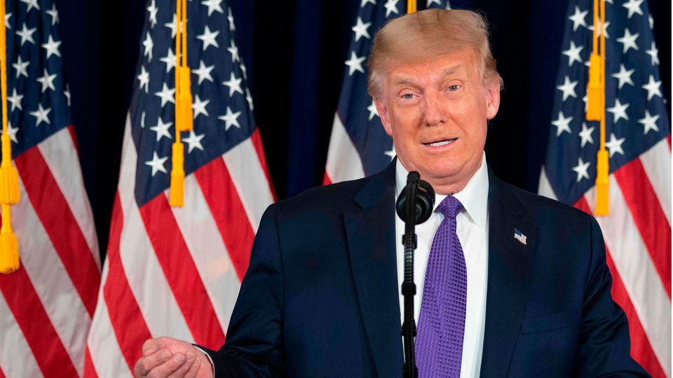 Bei einer Pressekonferenz in seinem Golfclub in Bedminster, New Jersey stellte Trump die Briefwahl erneut in Frage