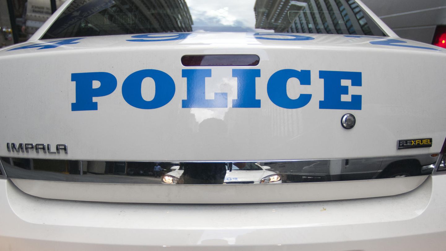 Aufschrift Police auf dem Heck eines Polizei-Fahrzeugs
