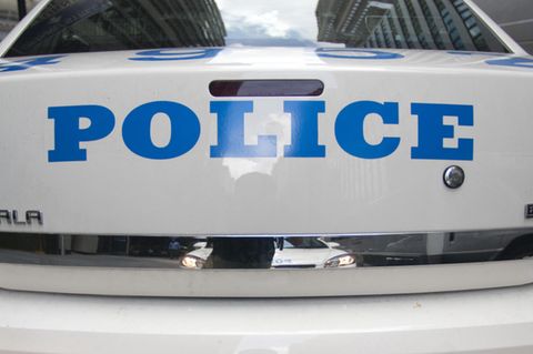 Aufschrift Police auf dem Heck eines Polizei-Fahrzeugs