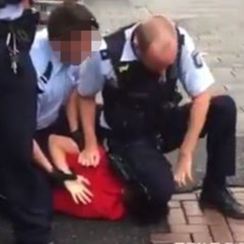 Screenshot aus Video zu Polizeieinsatz in Düsseldorfer Altstadt