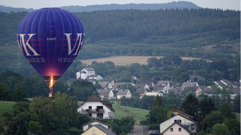 Heßluftballon über einer Gemeinde in Rheinland-Pfalz