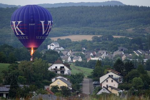 Heßluftballon über einer Gemeinde in Rheinland-Pfalz