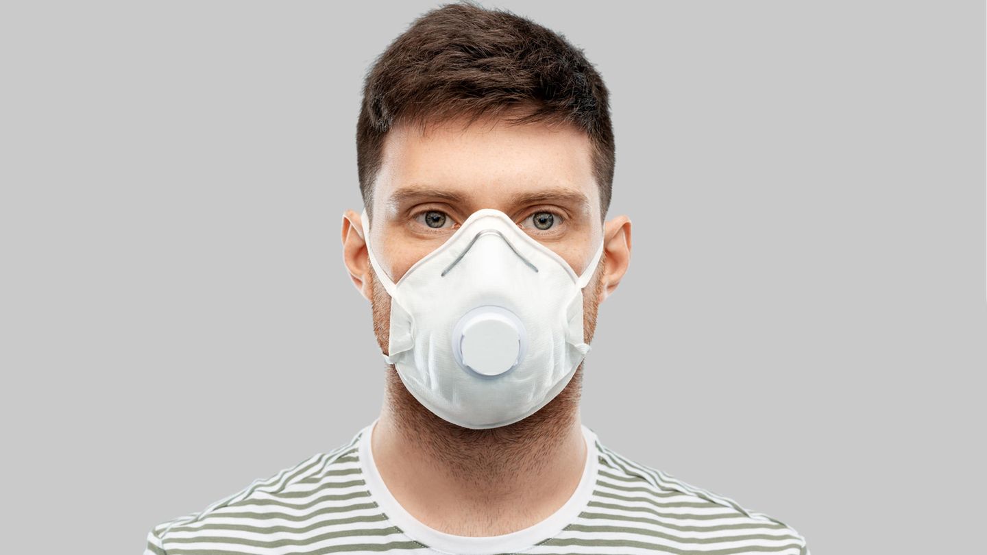 Coronavirus Maske Ventil: Ein Mann trägt eine Ventil-Maske