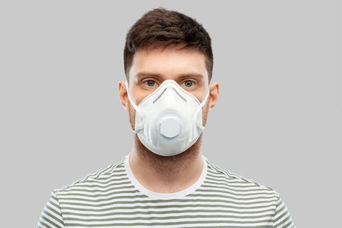 Coronavirus Maske Ventil: Ein Mann trägt eine Ventil-Maske