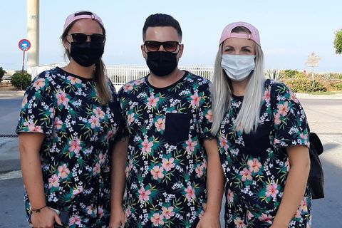 Gerade erst auf der Urlauberinsel angekommen: Sabine (r), Alex und Renate aus Hildesheim stehen mit Maske und im Partner-Look auf Mallorca