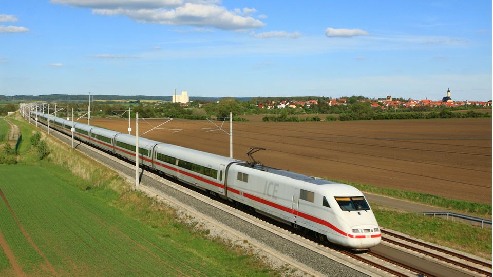 Ein ICE 1 der Deutschen Bahn AG